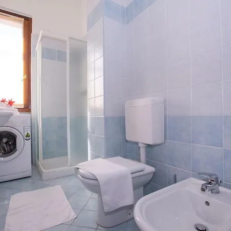 Fiumelatte Sleeps 4 Wifi T790815 公寓