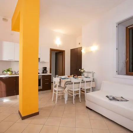 公寓 Fiumelatte Sleeps 4 Wifi T790815 瓦伦纳