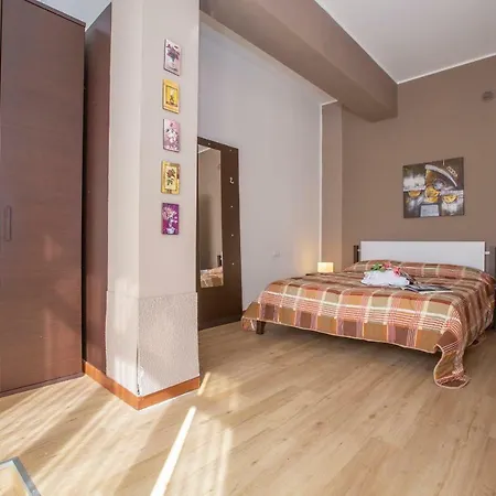Fiumelatte Sleeps 4 Wifi T790815 公寓